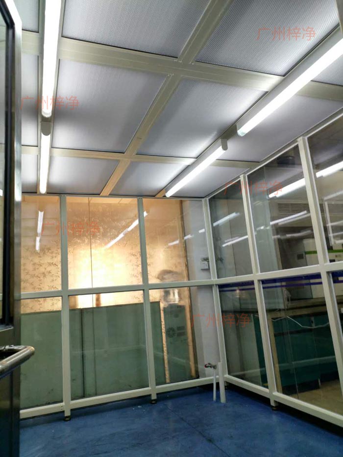 潔凈棚中的空氣過濾器是凈化空氣的核心部件，其性能直接影響潔凈度。高效空氣過濾器（HEPA）的過濾效率、濾料更換周期和過濾器維護狀況均會影響空氣潔凈度。